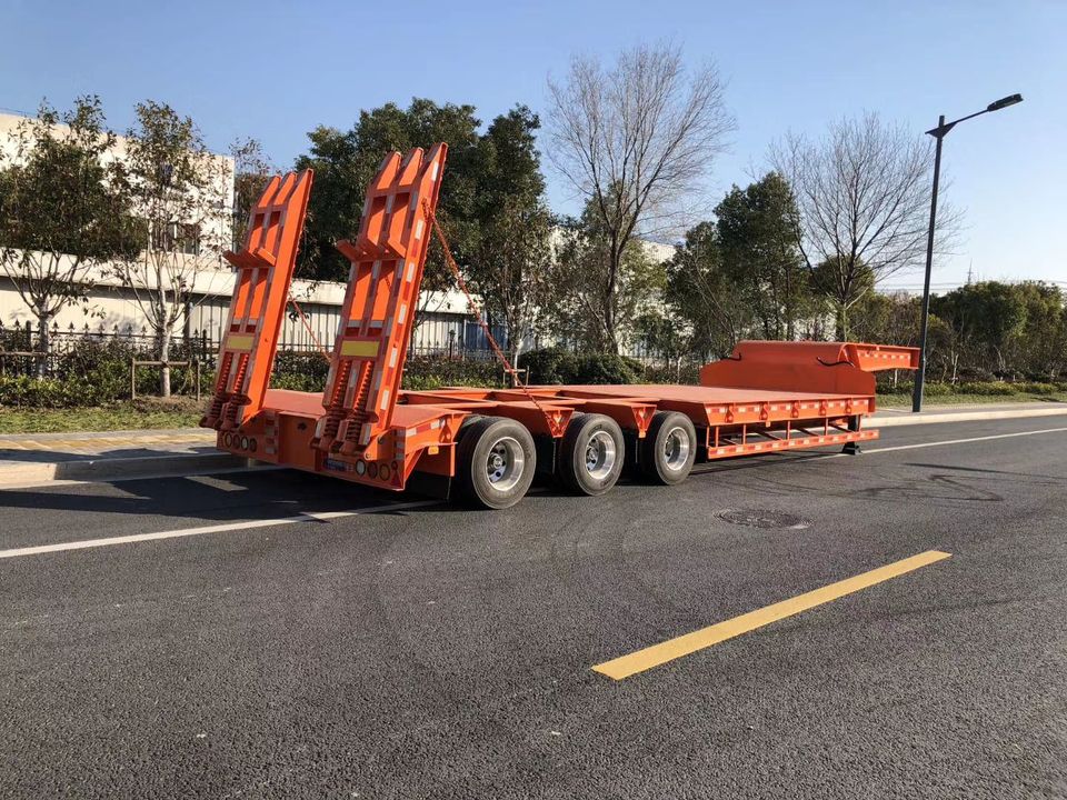 两轴鹅颈低平板半挂车