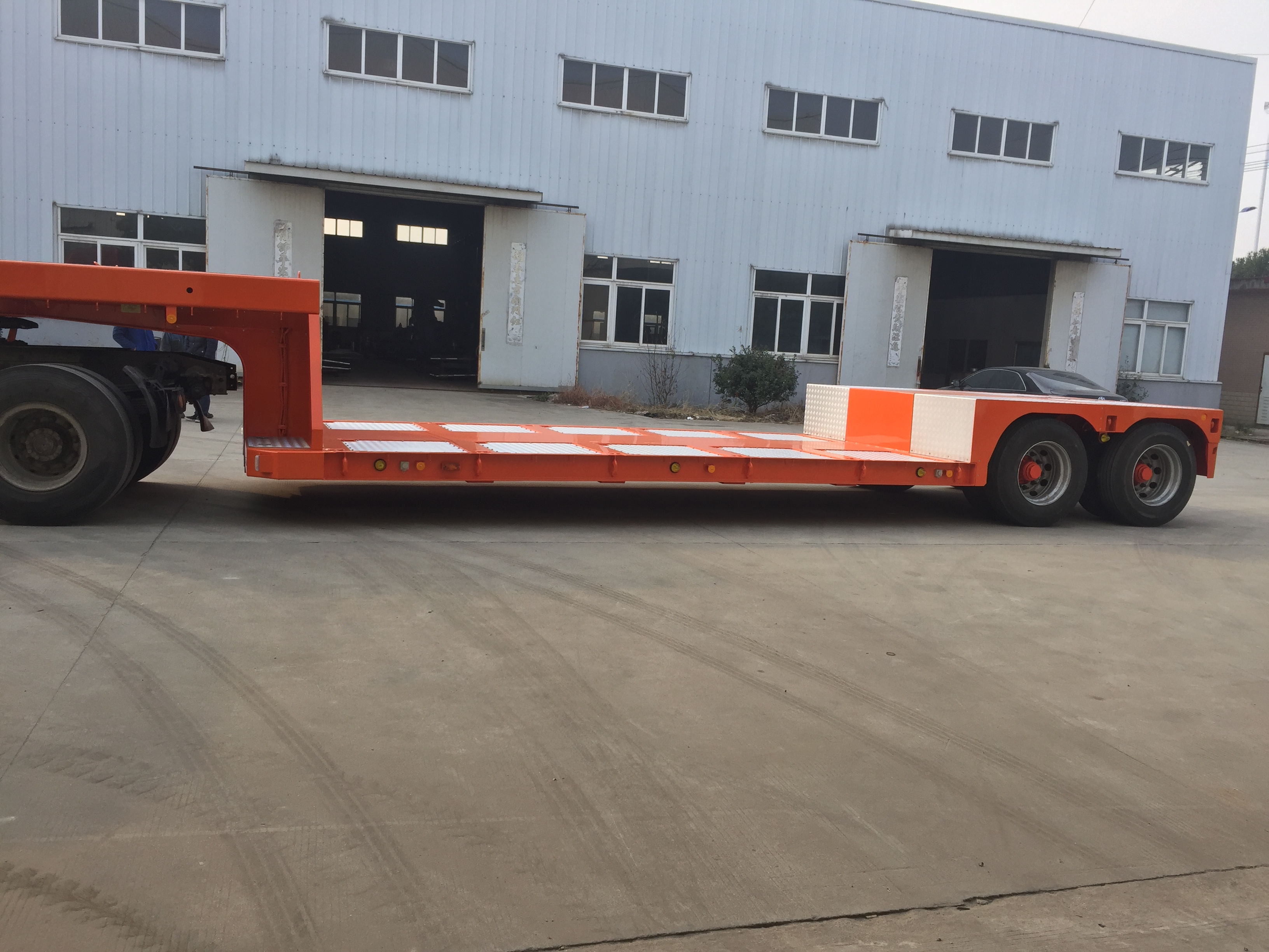 凹型空のサスペンション車